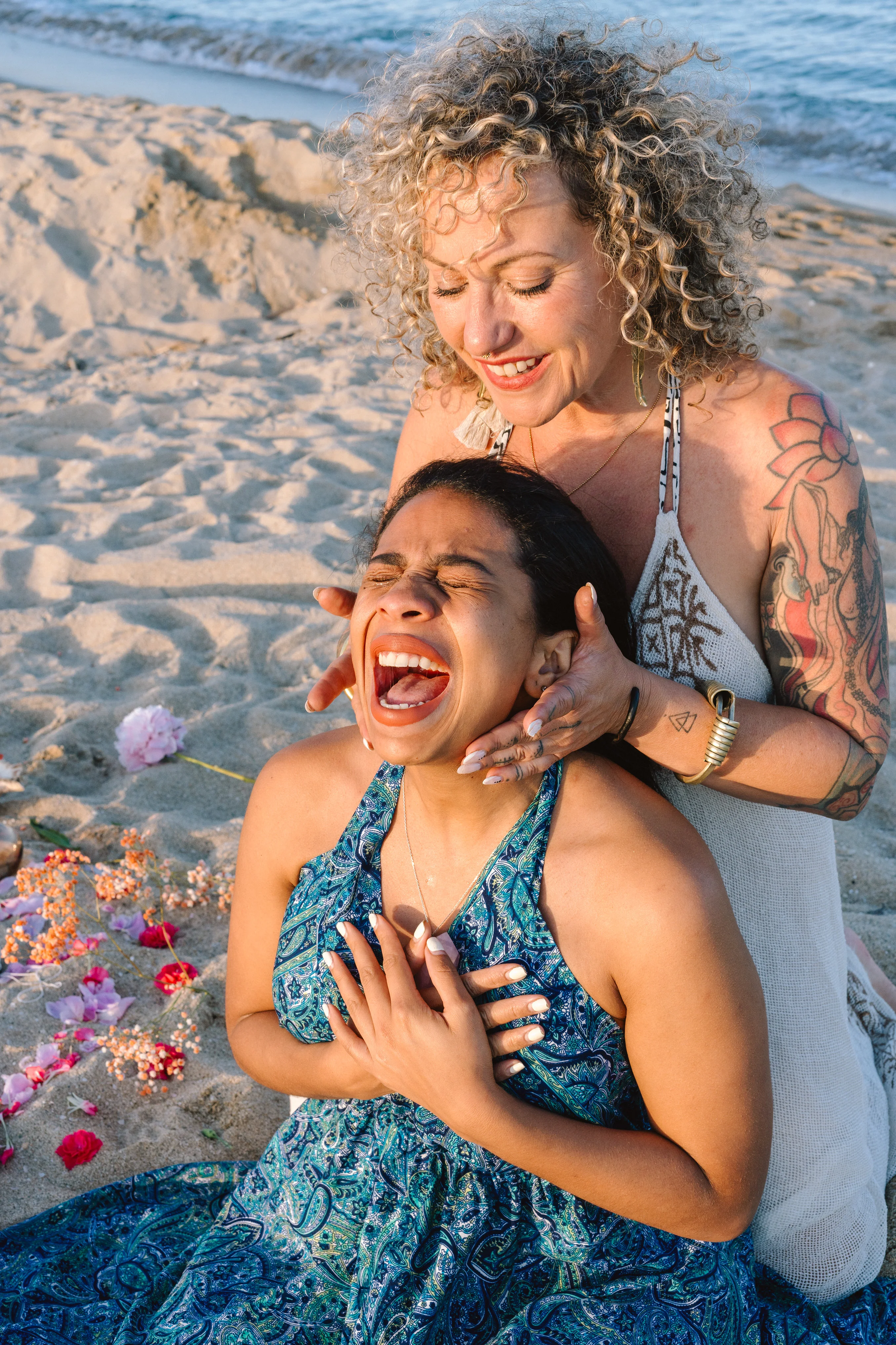 Sandra BZ acompañando a una mujer durante una experiencia junto al mar
